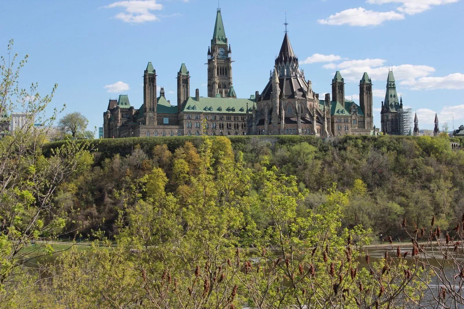 Only 35% of Canadians Supported EV Sales Quotas — the Poll Behind the Mandate Repeal