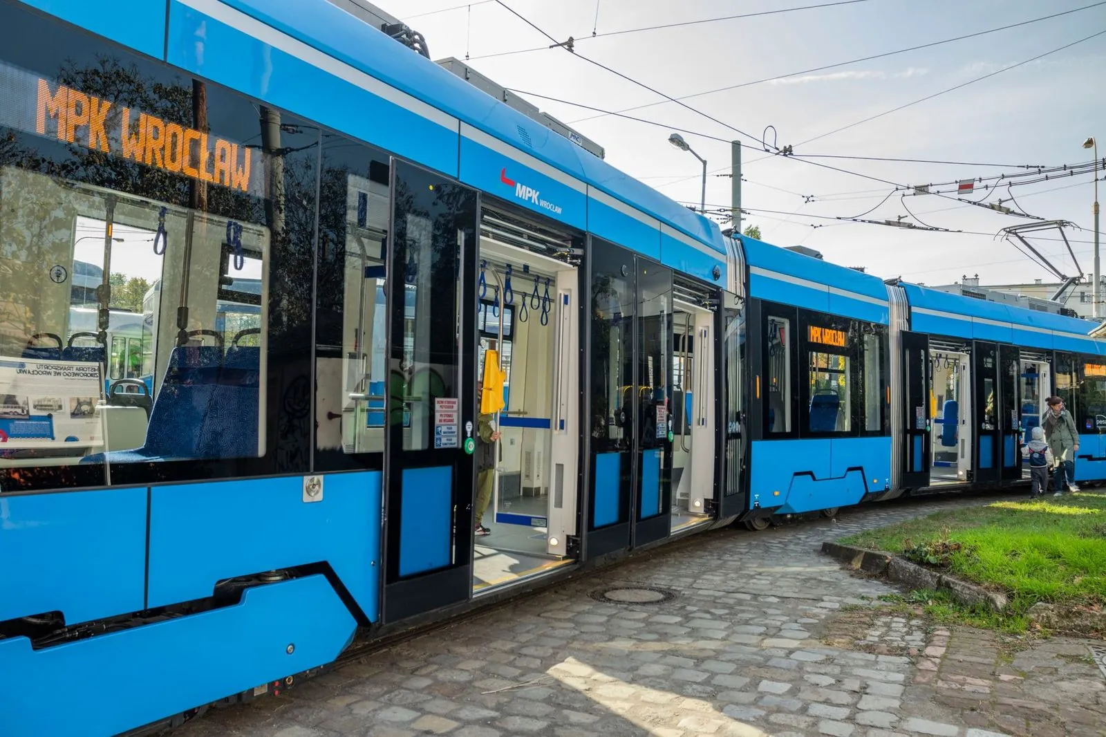 Electric Buses in Canada 2026: Cities and Transit Electrification