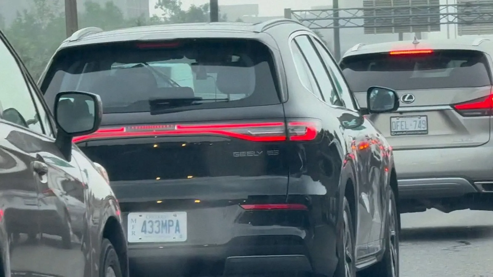 Geely EX5 Filmed in Toronto Traffic on Ontario Manufacturer Plates — First Road Footage of a Geely-Badged Car in Canada