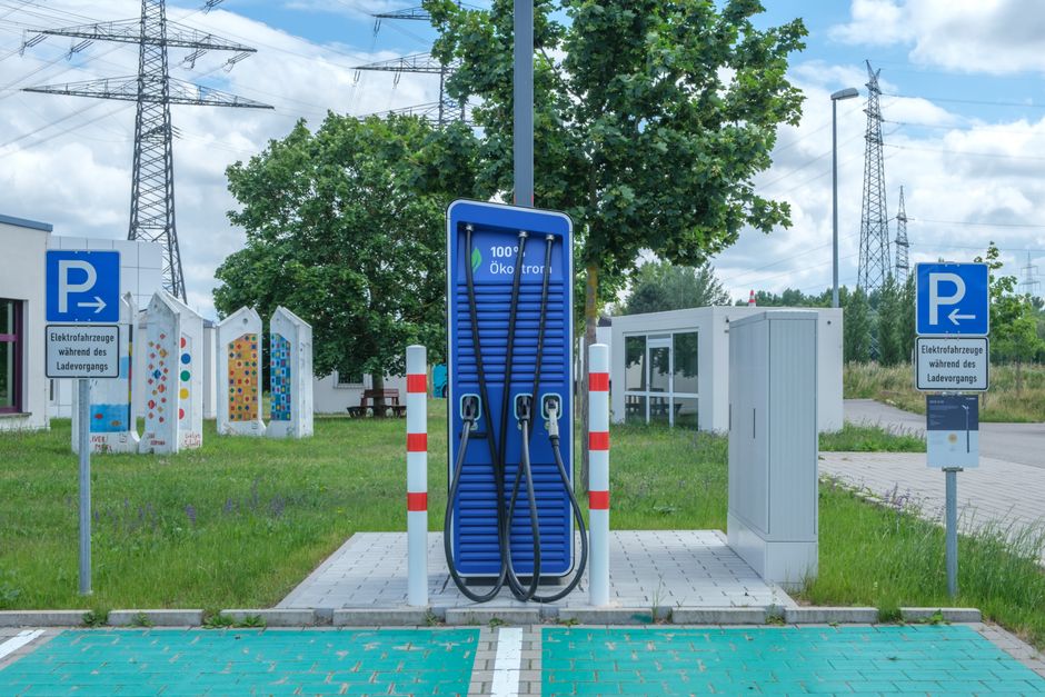 Hypercharge Acquires Texas-Based REVS Charging to Expand U.S. EV Network