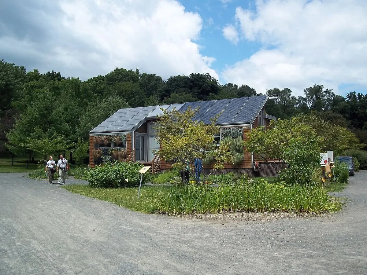 Solar Panels and Home Batteries in Canada 2026: The Canadian Angle on Energy Independence
